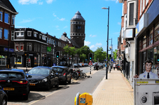 904658 Gezicht op de Amsterdamsestraatweg te Utrecht, uit het oosten, met links de ingang van de Egelantierstraat en op ...